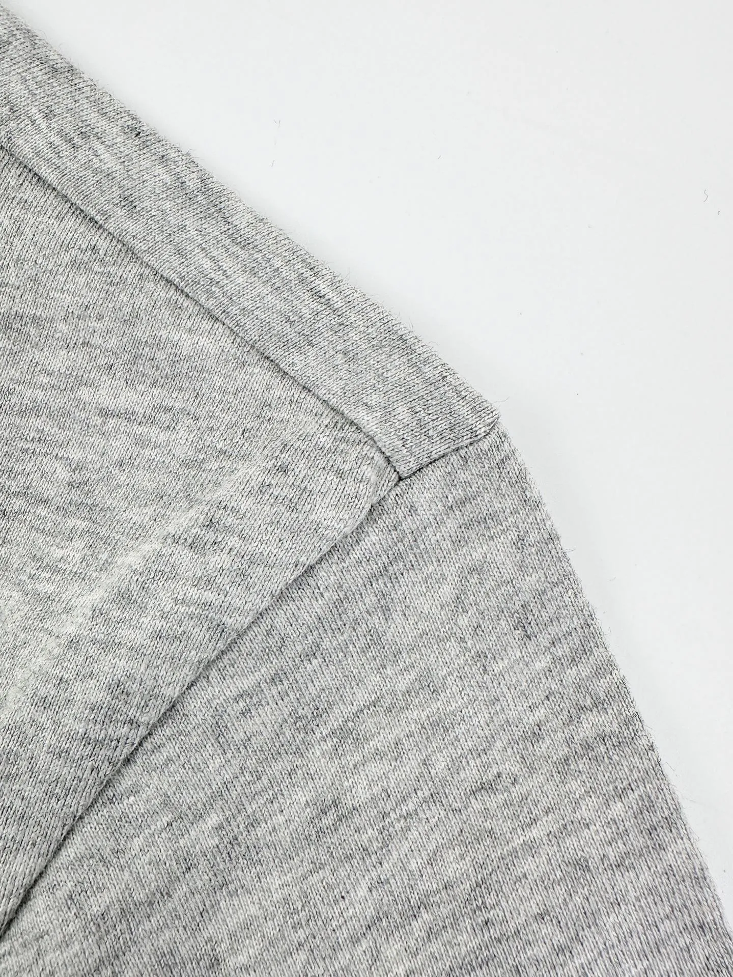 Ami Paris logo embroidered short sleeves. Custom-made high-count densely spun cotton. Soft and delicate, comfortable and skin-friendly. The hemp gray background is like mist on the body. The extremely restrained color tone demonstrates an effortless sense of luxury. The love logo on the chest is embellished with rough particles. The same color AMI embroidery on the back quietly echoes. French romance is hidden in the details. Low-key but highly recognizable. Use minimalist strokes to outline a luxurious and relaxing world. Process 1: Use imported machine embroidery technology. Use advanced computer control systems and precision mechanical components to realize Ami logo and letter embroidery operations with high precision and smooth and delicate lines. Process 2: The fabrics have been fermented and washed for better hand feel. Not easy to deform, not easy to shrink, not easy to fade, and maintain long-term beauty. Accessories: Customized 1:1 Ami trademark. Version: Loose version. Size: S M L XL. Style number: BB 820.